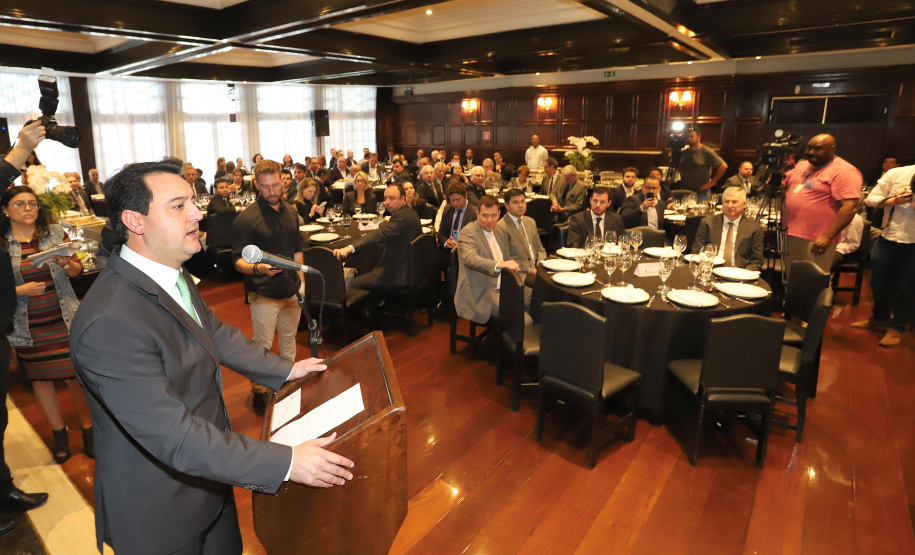 O governador Carlos Massa Ratinho Junior recebe de Nelson Hubner, presidente da AECIC, o título de Personalidade AECIC 2019.Curitiba, 01-07-19.Foto: Arnaldo Alves / ANPr.
