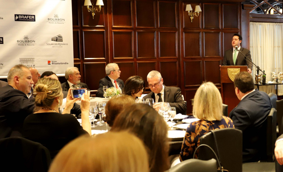 O governador Carlos Massa Ratinho Junior recebe de Nelson Hubner, presidente da AECIC, o título de Personalidade AECIC 2019.Curitiba, 01-07-19.Foto: Arnaldo Alves / ANPr.