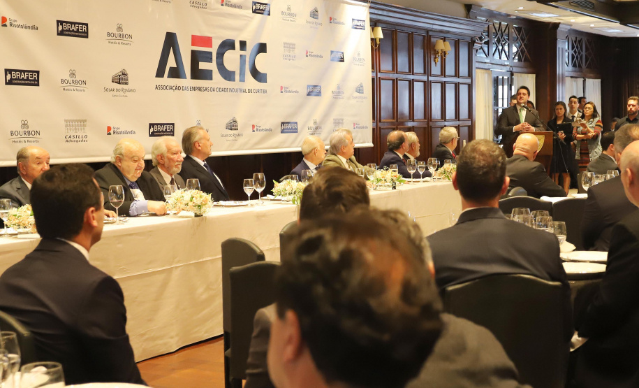O governador Carlos Massa Ratinho Junior recebe de Nelson Hubner, presidente da AECIC, o título de Personalidade AECIC 2019.Curitiba, 01-07-19.Foto: Arnaldo Alves / ANPr.