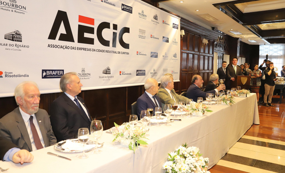 O governador Carlos Massa Ratinho Junior recebe de Nelson Hubner, presidente da AECIC, o título de Personalidade AECIC 2019.Curitiba, 01-07-19.Foto: Arnaldo Alves / ANPr.