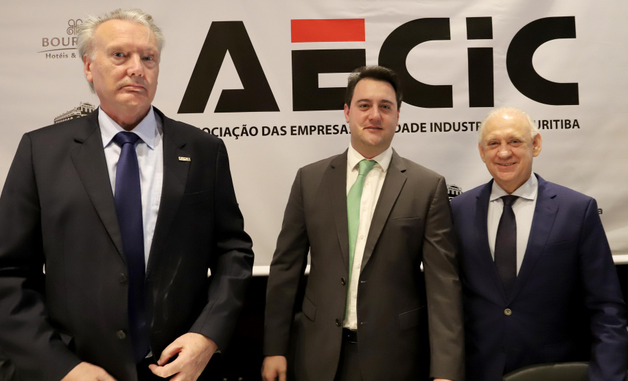 O governador Carlos Massa Ratinho Junior recebe de Nelson Hubner, presidente da AECIC, o título de Personalidade AECIC 2019.Curitiba, 01-07-19.Foto: Arnaldo Alves / ANPr.