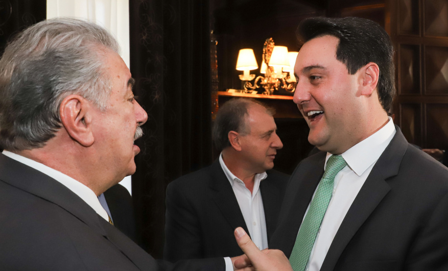 O governador Carlos Massa Ratinho Junior recebe de Nelson Hubner, presidente da AECIC, o título de Personalidade AECIC 2019.Curitiba, 01-07-19.Foto: Rodrigo Félix Leal/ANPr