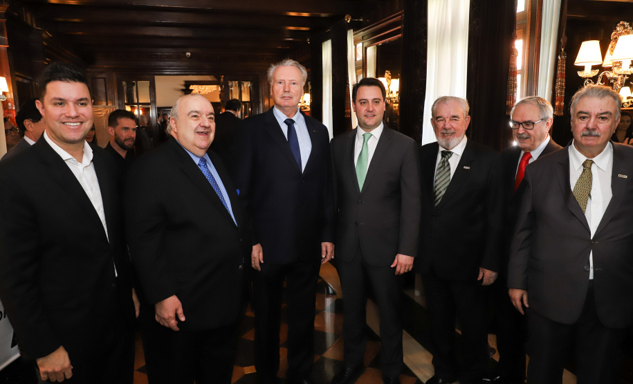 O governador Carlos Massa Ratinho Junior recebe de Nelson Hubner, presidente da AECIC, o título de Personalidade AECIC 2019.Curitiba, 01-07-19.Foto: Rodrigo Félix Leal/ANPr