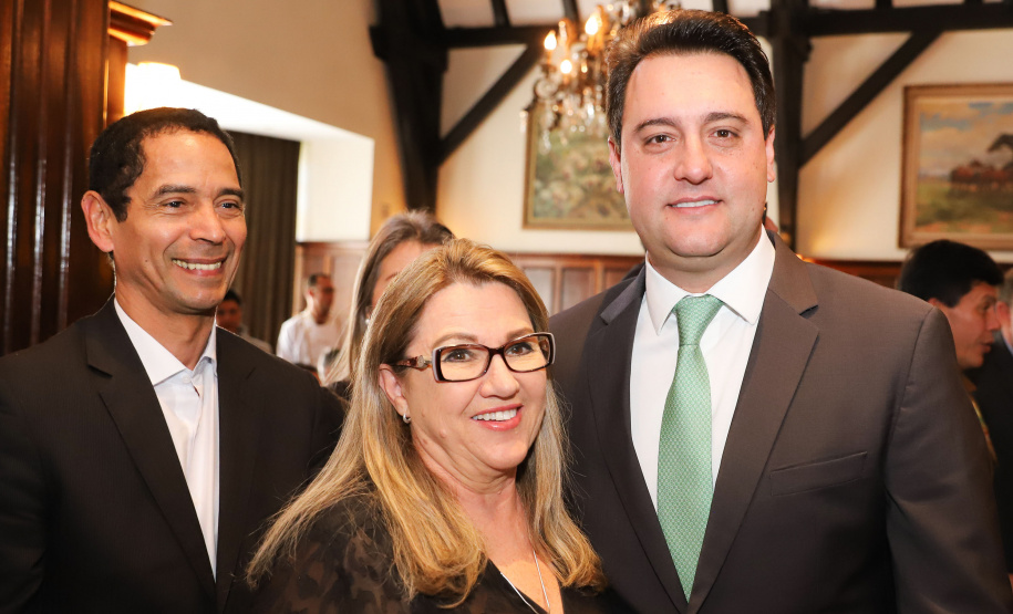 O governador Carlos Massa Ratinho Junior recebe de Nelson Hubner, presidente da AECIC, o título de Personalidade AECIC 2019.Curitiba, 01-07-19.Foto: Rodrigo Félix Leal/ANPr