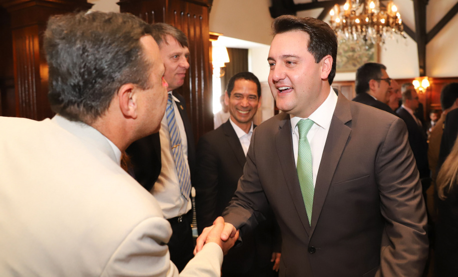 O governador Carlos Massa Ratinho Junior recebe de Nelson Hubner, presidente da AECIC, o título de Personalidade AECIC 2019.Curitiba, 01-07-19.Foto: Rodrigo Félix Leal/ANPr