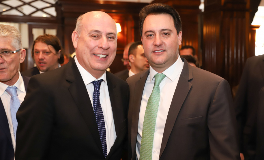 O governador Carlos Massa Ratinho Junior recebe de Nelson Hubner, presidente da AECIC, o título de Personalidade AECIC 2019.Curitiba, 01-07-19.Foto: Rodrigo Félix Leal/ANPr