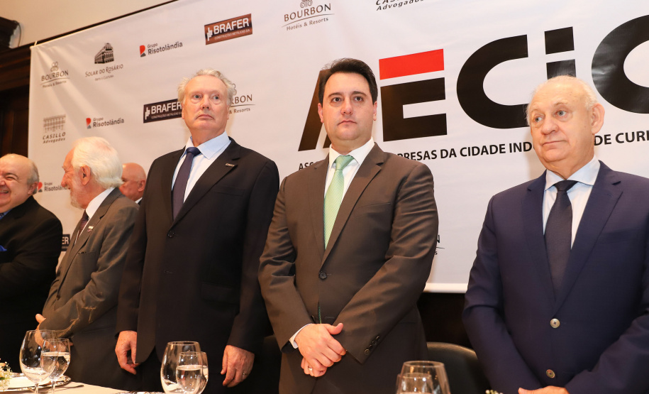 O governador Carlos Massa Ratinho Junior recebe de Nelson Hubner, presidente da AECIC, o título de Personalidade AECIC 2019.Curitiba, 01-07-19.Foto: Rodrigo Félix Leal/ANPr