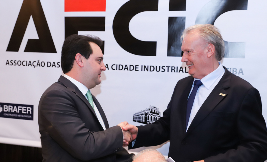 O governador Carlos Massa Ratinho Junior recebe de Nelson Hubner, presidente da AECIC, o título de Personalidade AECIC 2019.Curitiba, 01-07-19.Foto: Rodrigo Félix Leal/ANPr