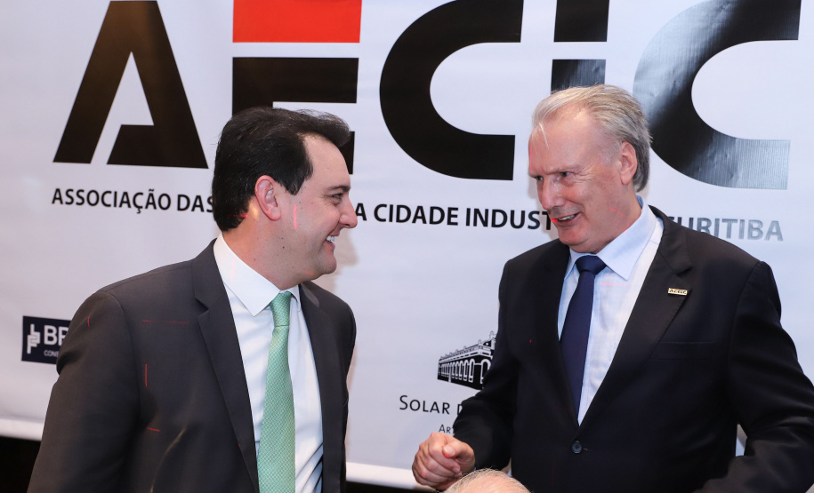 O governador Carlos Massa Ratinho Junior recebe de Nelson Hubner, presidente da AECIC, o título de Personalidade AECIC 2019.Curitiba, 01-07-19.Foto: Rodrigo Félix Leal/ANPr