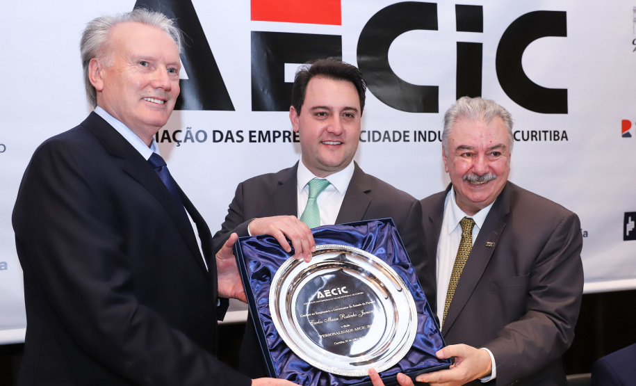 O governador Carlos Massa Ratinho Junior recebe de Nelson Hubner, presidente da AECIC, o título de Personalidade AECIC 2019.Curitiba, 01-07-19.Foto: Rodrigo Félix Leal/ANPr