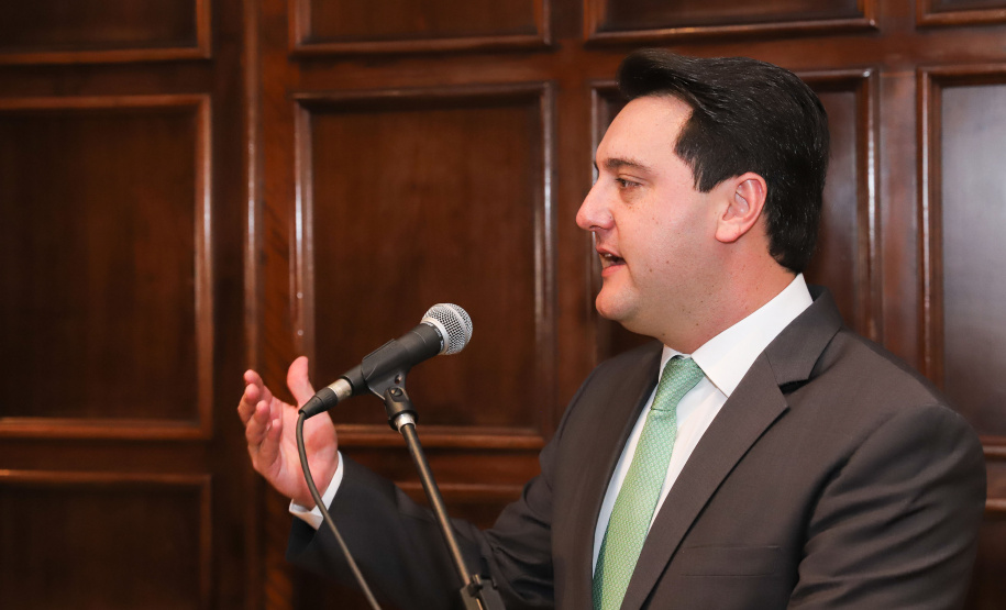 O governador Carlos Massa Ratinho Junior recebe de Nelson Hubner, presidente da AECIC, o título de Personalidade AECIC 2019.Curitiba, 01-07-19.Foto: Rodrigo Félix Leal/ANPr