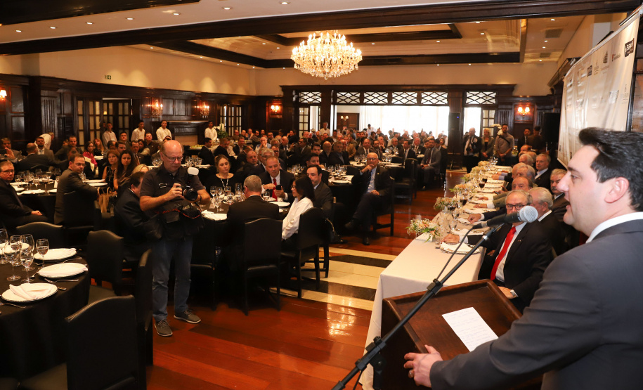 O governador Carlos Massa Ratinho Junior recebe de Nelson Hubner, presidente da AECIC, o título de Personalidade AECIC 2019.Curitiba, 01-07-19.Foto: Rodrigo Félix Leal/ANPr
