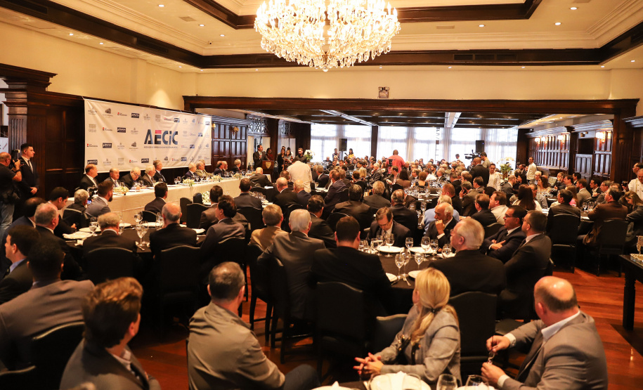 O governador Carlos Massa Ratinho Junior recebe de Nelson Hubner, presidente da AECIC, o título de Personalidade AECIC 2019.Curitiba, 01-07-19.Foto: Rodrigo Félix Leal/ANPr