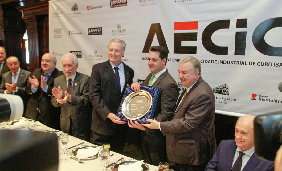 O governador Carlos Massa Ratinho Junior recebe de Nelson Hubner, presidente da AECIC, o título de Personalidade AECIC 2019.Curitiba, 01-07-19.Foto: Valdelino Pontes