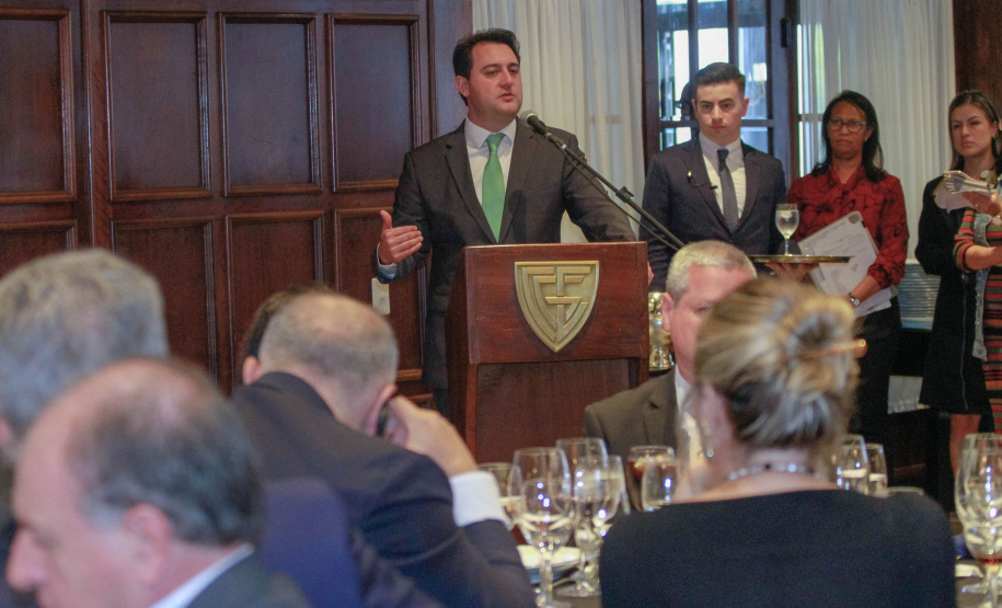 O governador Carlos Massa Ratinho Junior recebe de Nelson Hubner, presidente da AECIC, o título de Personalidade AECIC 2019.Curitiba, 01-07-19.Foto: Valdelino Pontes