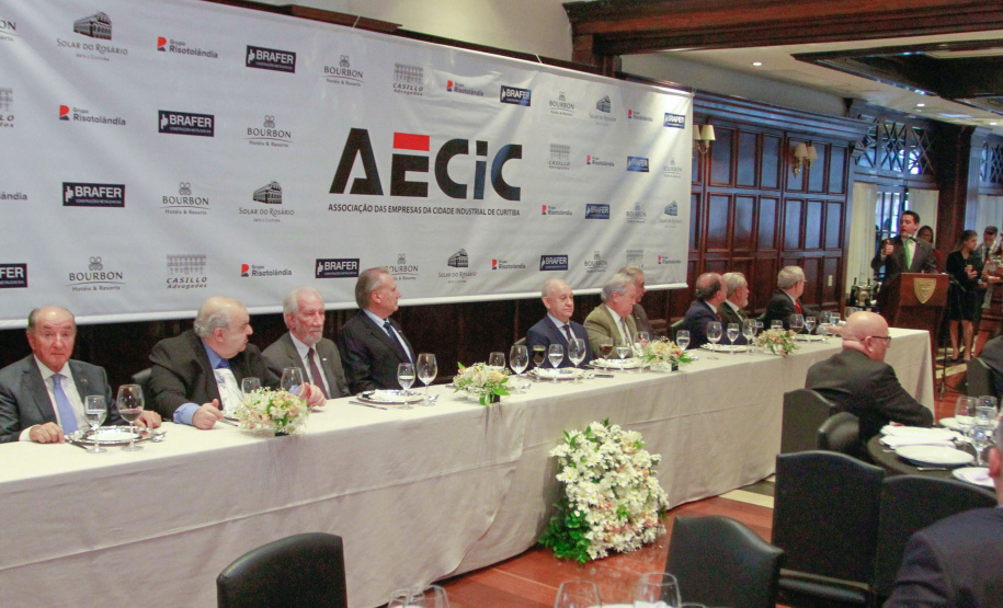 O governador Carlos Massa Ratinho Junior recebe de Nelson Hubner, presidente da AECIC, o título de Personalidade AECIC 2019.Curitiba, 01-07-19.Foto: Valdelino Pontes
