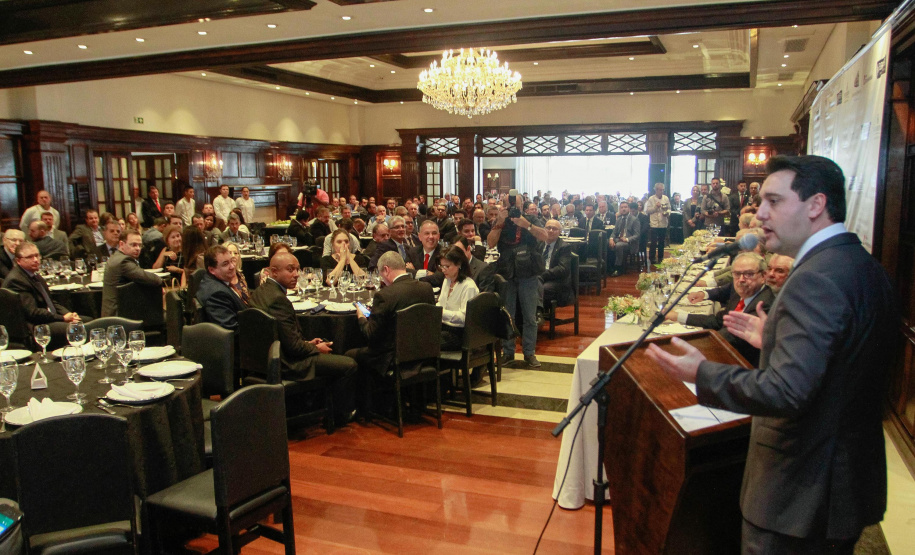 O governador Carlos Massa Ratinho Junior recebe de Nelson Hubner, presidente da AECIC, o título de Personalidade AECIC 2019.Curitiba, 01-07-19.Foto: Valdelino Pontes