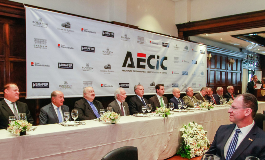 O governador Carlos Massa Ratinho Junior recebe de Nelson Hubner, presidente da AECIC, o título de Personalidade AECIC 2019.Curitiba, 01-07-19.Foto: Valdelino Pontes