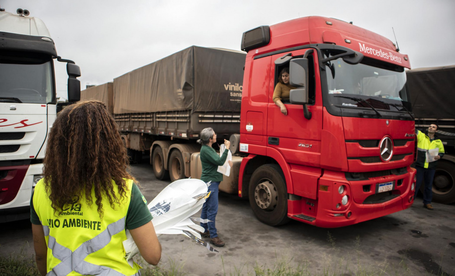A empresa pública Portos do Paraná retomou o projeto Porto em Ação, que leva serviços gratuitos aos caminhoneiros que esperam no Pátio de Triagem do Porto de Paranaguá e passa a acontecer toda primeira segunda-feira do mês. Foto: Claudio Neves/Portos do Paraná
