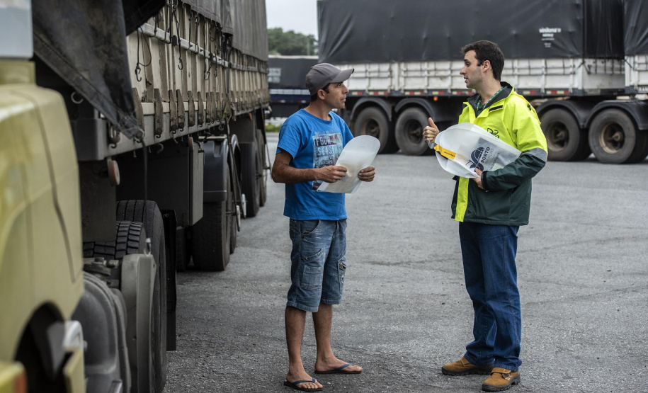 A empresa pública Portos do Paraná retomou o projeto Porto em Ação, que leva serviços gratuitos aos caminhoneiros que esperam no Pátio de Triagem do Porto de Paranaguá e passa a acontecer toda primeira segunda-feira do mês. Foto: Claudio Neves/Portos do Paraná
