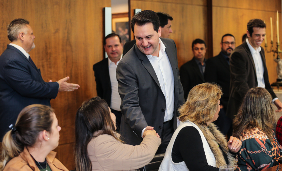 O governador Carlos Massa Ratinho Junior recebe nesta terça-feira (02), no Palácio Iguaçu representantes das APAES para assinatura de Termo Aditivo. Curitiba, 02/07/2019 -Foto: Geraldo Bubniak/ANPr