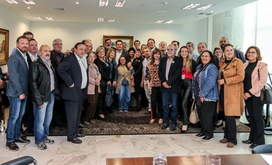 O governador Carlos Massa Ratinho Junior recebe nesta terça-feira (02), no Palácio Iguaçu representantes das APAES para assinatura de Termo Aditivo. Curitiba, 02/07/2019 -Foto: Geraldo Bubniak/ANPr