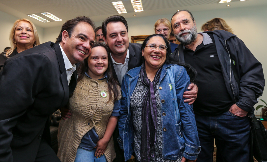 O governador Carlos Massa Ratinho Junior recebe nesta terça-feira (02), no Palácio Iguaçu representantes das APAES para assinatura de Termo Aditivo. Curitiba, 02/07/2019 -Foto: Geraldo Bubniak/ANPr