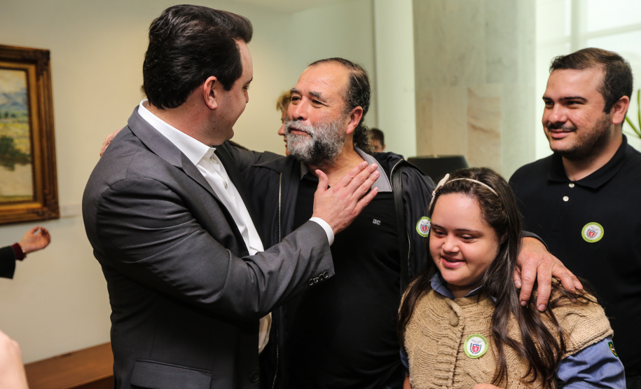 O governador Carlos Massa Ratinho Junior recebe nesta terça-feira (02), no Palácio Iguaçu representantes das APAES para assinatura de Termo Aditivo. Curitiba, 02/07/2019 -Foto: Geraldo Bubniak/ANPr