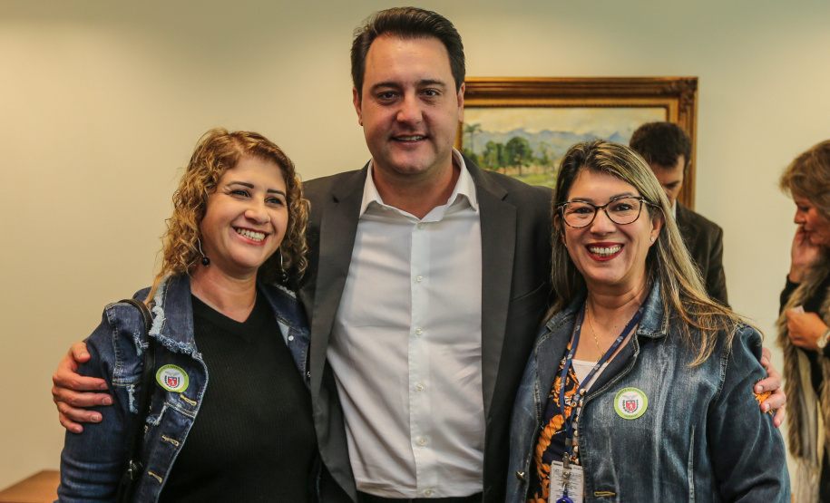 O governador Carlos Massa Ratinho Junior recebe nesta terça-feira (02), no Palácio Iguaçu representantes das APAES para assinatura de Termo Aditivo. Curitiba, 02/07/2019 -Foto: Geraldo Bubniak/ANPr