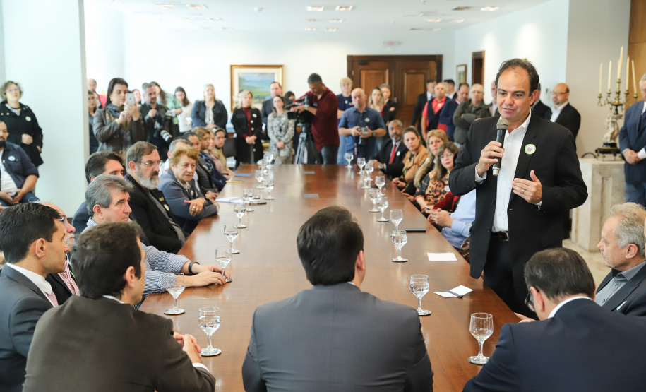 O governador Carlos Massa Ratinho Junior recebe no Palácio Iguaçu representantes das APAES para assinatura de Termo Aditivo. Curitiba, 02/07/2019 - Foto: Rodrigo Félix Leal/ANPr