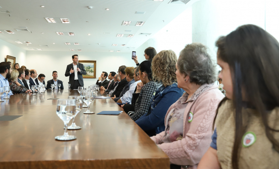 O governador Carlos Massa Ratinho Junior recebe no Palácio Iguaçu representantes das APAES para assinatura de Termo Aditivo. Curitiba, 02/07/2019 - Foto: Rodrigo Félix Leal/ANPr