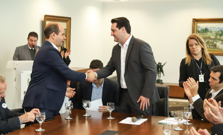 O governador Carlos Massa Ratinho Junior recebe no Palácio Iguaçu representantes das APAES para assinatura de Termo Aditivo. Curitiba, 02/07/2019 - Foto: Rodrigo Félix Leal/ANPr