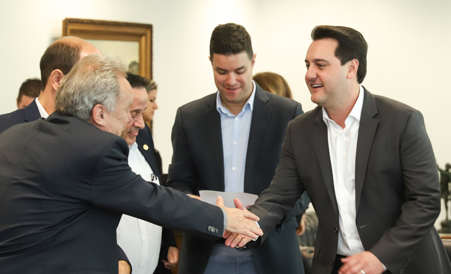 O governador Carlos Massa Ratinho Junior recebe no Palácio Iguaçu representantes das APAES para assinatura de Termo Aditivo. Curitiba, 02/07/2019 - Foto: Rodrigo Félix Leal/ANPr
