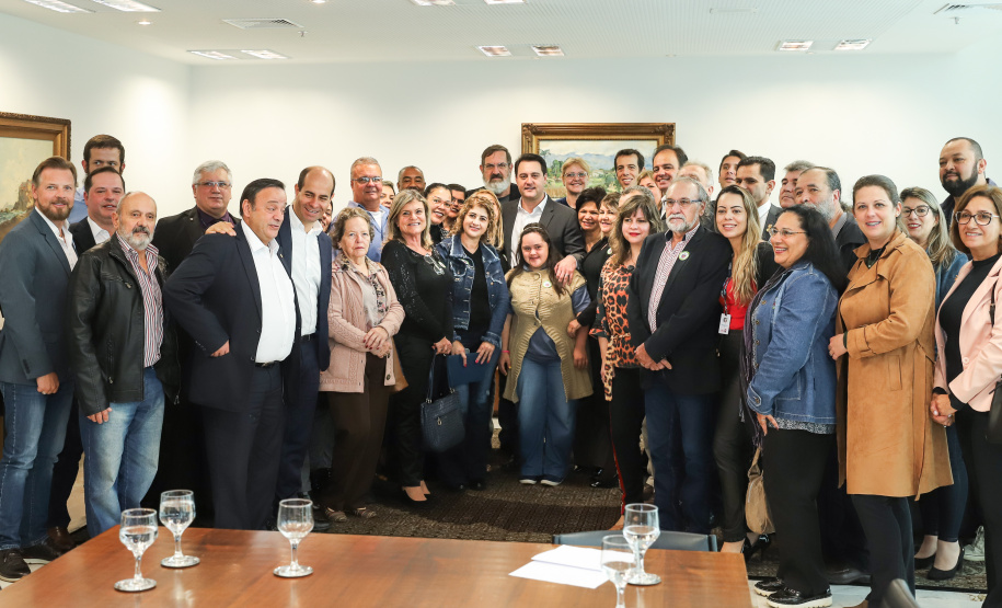 O governador Carlos Massa Ratinho Junior recebe no Palácio Iguaçu representantes das APAES para assinatura de Termo Aditivo. Curitiba, 02/07/2019 - Foto: Rodrigo Félix Leal/ANPr