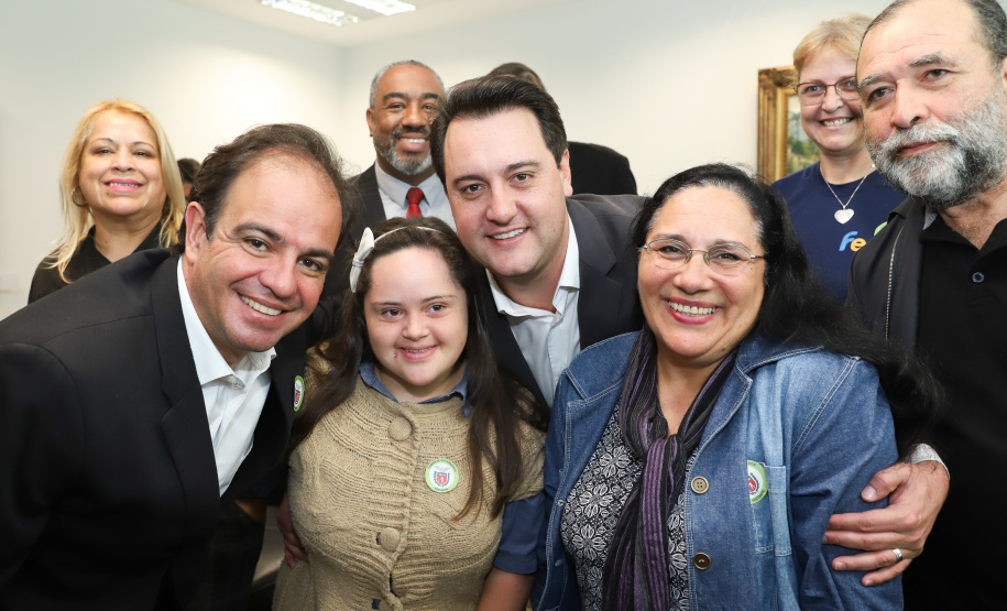 O governador Carlos Massa Ratinho Junior recebe no Palácio Iguaçu representantes das APAES para assinatura de Termo Aditivo. Curitiba, 02/07/2019 - Foto: Rodrigo Félix Leal/ANPr