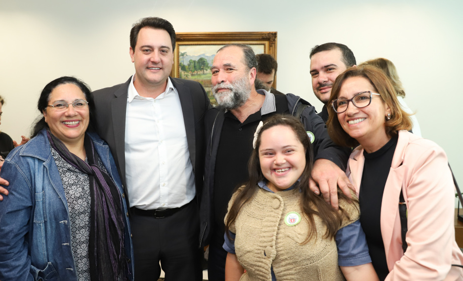 O governador Carlos Massa Ratinho Junior recebe no Palácio Iguaçu representantes das APAES para assinatura de Termo Aditivo. Curitiba, 02/07/2019 - Foto: Rodrigo Félix Leal/ANPr