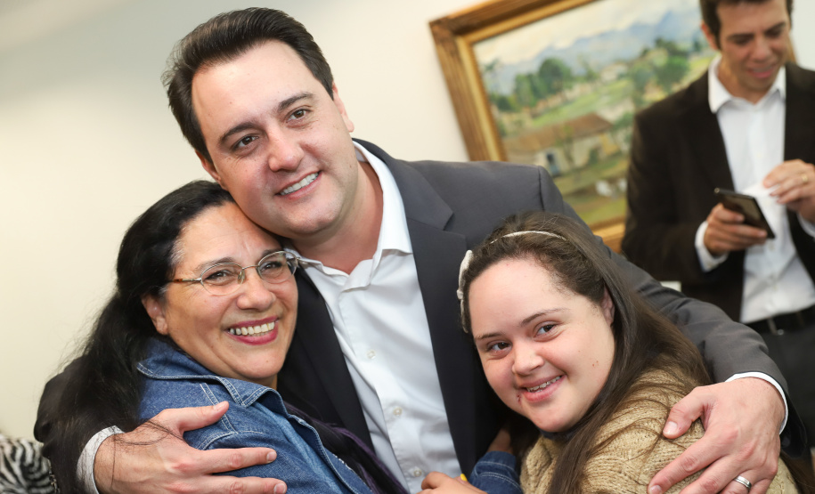 O governador Carlos Massa Ratinho Junior recebe no Palácio Iguaçu representantes das APAES para assinatura de Termo Aditivo. Curitiba, 02/07/2019 - Foto: Rodrigo Félix Leal/ANPr