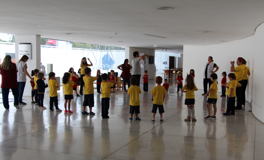 O Museu Oscar Niemeyer preparou para esta primeira quarta-feira de julho (03) uma programação especial aos visitantes. Haverá oficina livre de desenho com carvão, liderada pela equipe do Educativo.  -  Curitiba, 02/06/2019