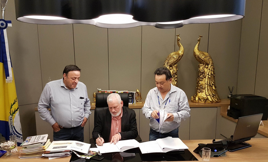 Prefeito Osmário assina  termo aditivo para levar água tratada para Gramadinho, com o deputado Bakri e o gerente Hanaoka  -  Foto: Sanepar