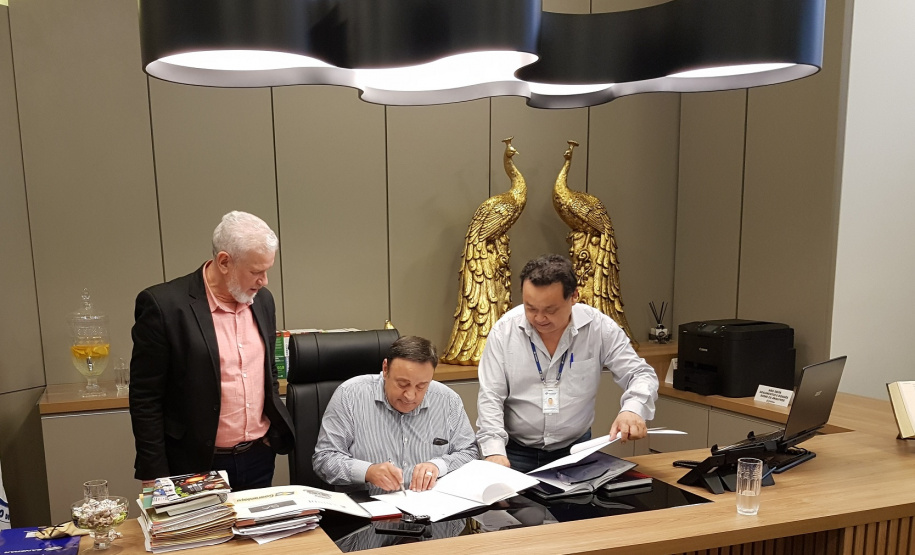 Representantes da comunidade e autoridades participam da cerimônia  -  Foto: Sanepar