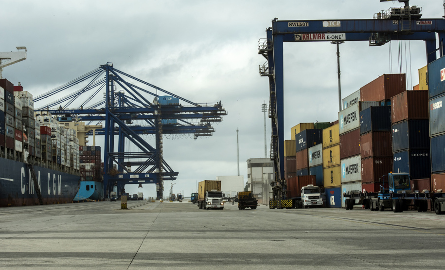 O Porto de Paranaguá está pronto para receber navios de contêiner com maior capacidade de carga, graças à aprovação da nova profundidade em que as embarcações ficam submersas na água, no novo berço 218. O calado, como é chamado em termos náuticos, passou de 9,5 para 12,5 metros. Com isso, o porto paranaense terá um ganho operacional de 25%, flexibilizando o uso dos quatro berços exclusivos para carga conteinerizada e sob rodas.Foto: Claudio Neves/Portos do Paraná