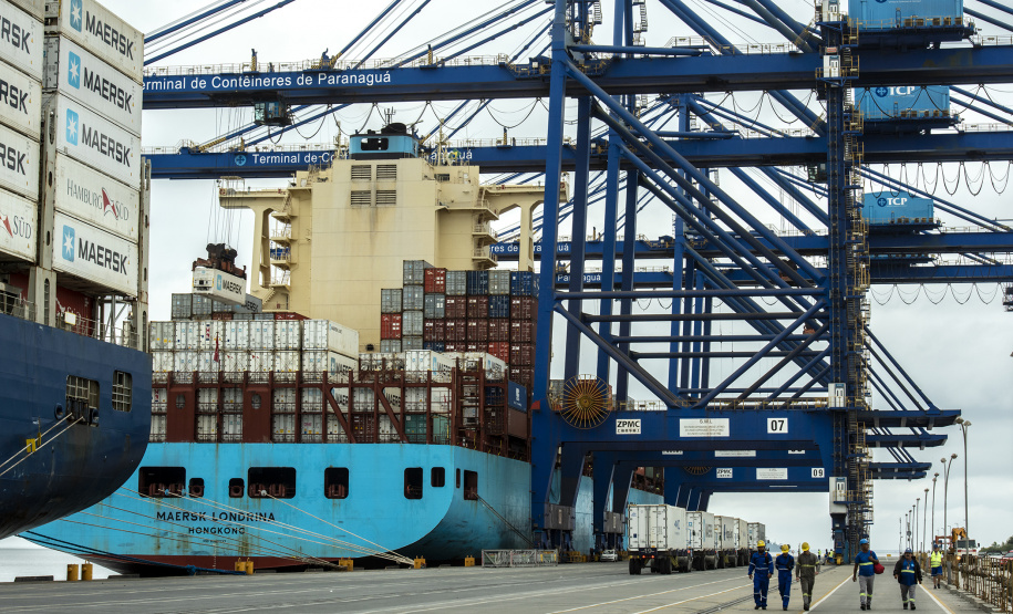 O Porto de Paranaguá está pronto para receber navios de contêiner com maior capacidade de carga, graças à aprovação da nova profundidade em que as embarcações ficam submersas na água, no novo berço 218. O calado, como é chamado em termos náuticos, passou de 9,5 para 12,5 metros. Com isso, o porto paranaense terá um ganho operacional de 25%, flexibilizando o uso dos quatro berços exclusivos para carga conteinerizada e sob rodas.Foto: Claudio Neves/Portos do Paraná