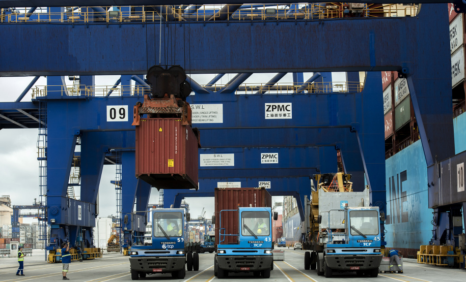 O Porto de Paranaguá está pronto para receber navios de contêiner com maior capacidade de carga, graças à aprovação da nova profundidade em que as embarcações ficam submersas na água, no novo berço 218. O calado, como é chamado em termos náuticos, passou de 9,5 para 12,5 metros. Com isso, o porto paranaense terá um ganho operacional de 25%, flexibilizando o uso dos quatro berços exclusivos para carga conteinerizada e sob rodas.Foto: Claudio Neves/Portos do Paraná