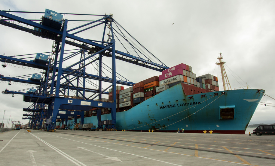 O Porto de Paranaguá está pronto para receber navios de contêiner com maior capacidade de carga, graças à aprovação da nova profundidade em que as embarcações ficam submersas na água, no novo berço 218. O calado, como é chamado em termos náuticos, passou de 9,5 para 12,5 metros. Com isso, o porto paranaense terá um ganho operacional de 25%, flexibilizando o uso dos quatro berços exclusivos para carga conteinerizada e sob rodas.Foto: Claudio Neves/Portos do Paraná