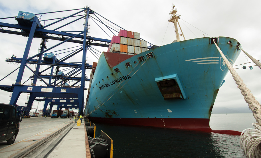 O Porto de Paranaguá está pronto para receber navios de contêiner com maior capacidade de carga, graças à aprovação da nova profundidade em que as embarcações ficam submersas na água, no novo berço 218. O calado, como é chamado em termos náuticos, passou de 9,5 para 12,5 metros. Com isso, o porto paranaense terá um ganho operacional de 25%, flexibilizando o uso dos quatro berços exclusivos para carga conteinerizada e sob rodas.Foto: Claudio Neves/Portos do Paraná