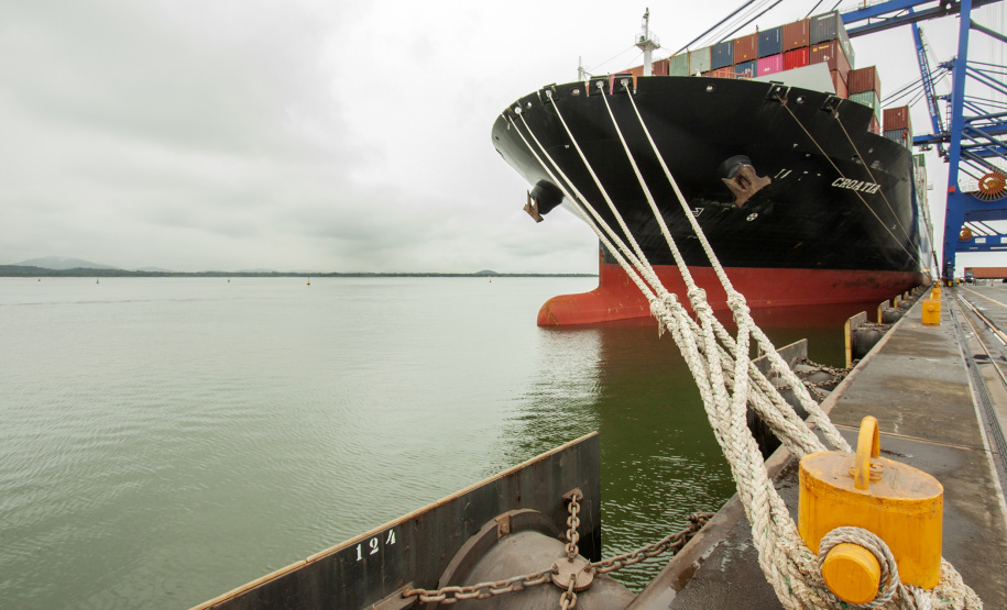 O Porto de Paranaguá está pronto para receber navios de contêiner com maior capacidade de carga, graças à aprovação da nova profundidade em que as embarcações ficam submersas na água, no novo berço 218. O calado, como é chamado em termos náuticos, passou de 9,5 para 12,5 metros. Com isso, o porto paranaense terá um ganho operacional de 25%, flexibilizando o uso dos quatro berços exclusivos para carga conteinerizada e sob rodas.Foto: Claudio Neves/Portos do Paraná