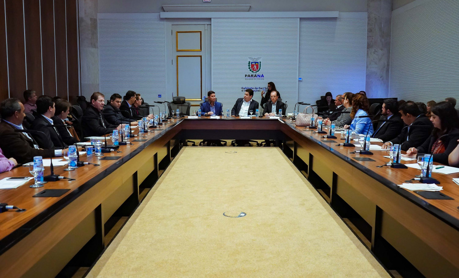 O Governo do Paraná promoveu nesta quarta-feira (03) a terceira reunião com chefes dos seus núcleos do interior, desta vez da região Oeste. Participaram mais de 30 representantes das diversas áreas do governo nas regiões de Cascavel, Toledo e Foz do Iguaçu. Os encontros mensais têm o objetivo de ampliar a integração e alinhar informações das lideranças do governo no interior do Estado.  Foto: Guilherme Flores/ Casa Civil