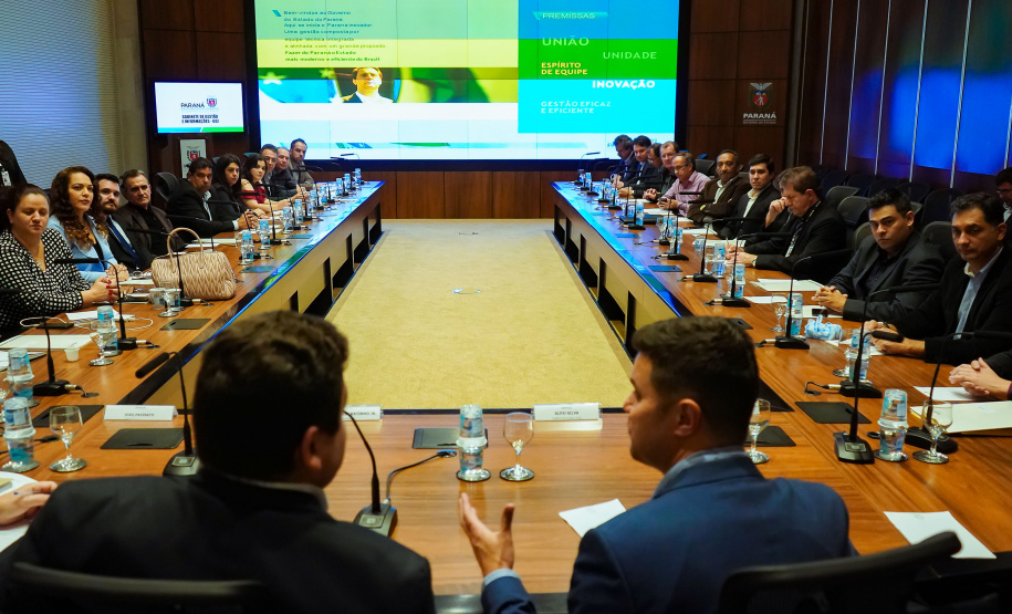 O Governo do Paraná promoveu nesta quarta-feira (03) a terceira reunião com chefes dos seus núcleos do interior, desta vez da região Oeste. Participaram mais de 30 representantes das diversas áreas do governo nas regiões de Cascavel, Toledo e Foz do Iguaçu. Os encontros mensais têm o objetivo de ampliar a integração e alinhar informações das lideranças do governo no interior do Estado. Foto: Guilherme Flores/ Casa Civil