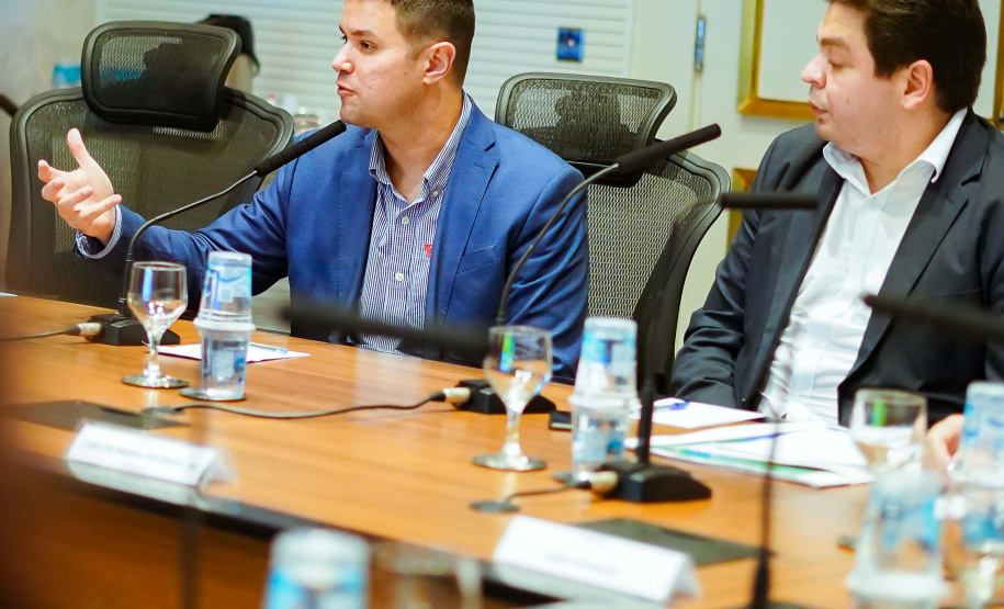 O Governo do Paraná promoveu nesta quarta-feira (03) a terceira reunião com chefes dos seus núcleos do interior, desta vez da região Oeste. Participaram mais de 30 representantes das diversas áreas do governo nas regiões de Cascavel, Toledo e Foz do Iguaçu. Os encontros mensais têm o objetivo de ampliar a integração e alinhar informações das lideranças do governo no interior do Estado.  Foto: Guilherme Flores/ Casa Civil