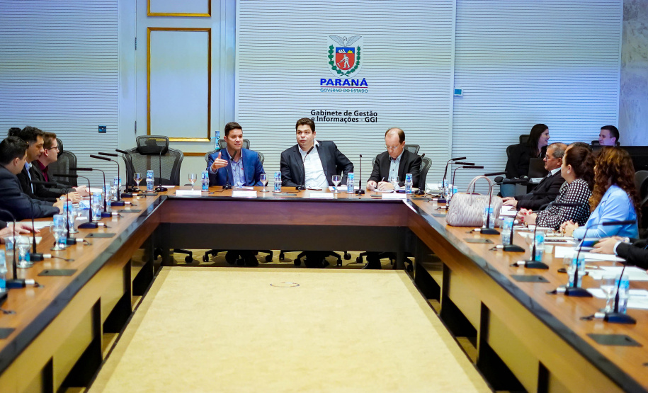 O Governo do Paraná promoveu nesta quarta-feira (03) a terceira reunião com chefes dos seus núcleos do interior, desta vez da região Oeste. Participaram mais de 30 representantes das diversas áreas do governo nas regiões de Cascavel, Toledo e Foz do Iguaçu. Os encontros mensais têm o objetivo de ampliar a integração e alinhar informações das lideranças do governo no interior do Estado. Foto: Casa Civil